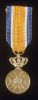 Eremedaille in goud, verbonden aan de Orde van Oranje Nassau, met de Zwaarden.