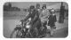 Opa op motorfiets in juni 1931 met familie Dronkers. Katharine Elisabeth Dronkers-Gelsebach achterop.